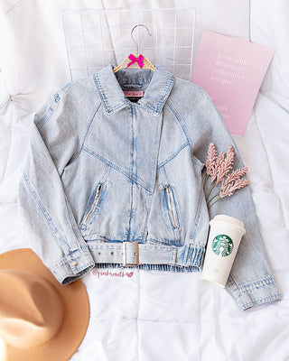 CHAQUETA DE JEAN CRUZADA CON CINTURON