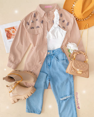 Chaqueta larga de dril con apliques.