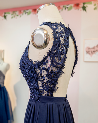 VESTIDO LARGO CON TEJIDO DE CANUTILLOS EN LA CINTURA