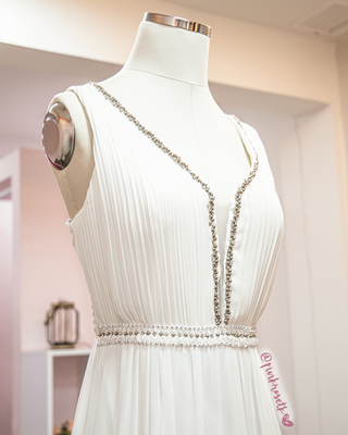 VESTIDO LARGO DECORADO CON PIEDRAS BRILLANTES
