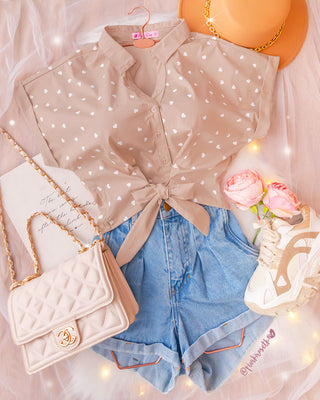 CAMISA CAMEL CORAZONES DE AMARRAR ABAJO