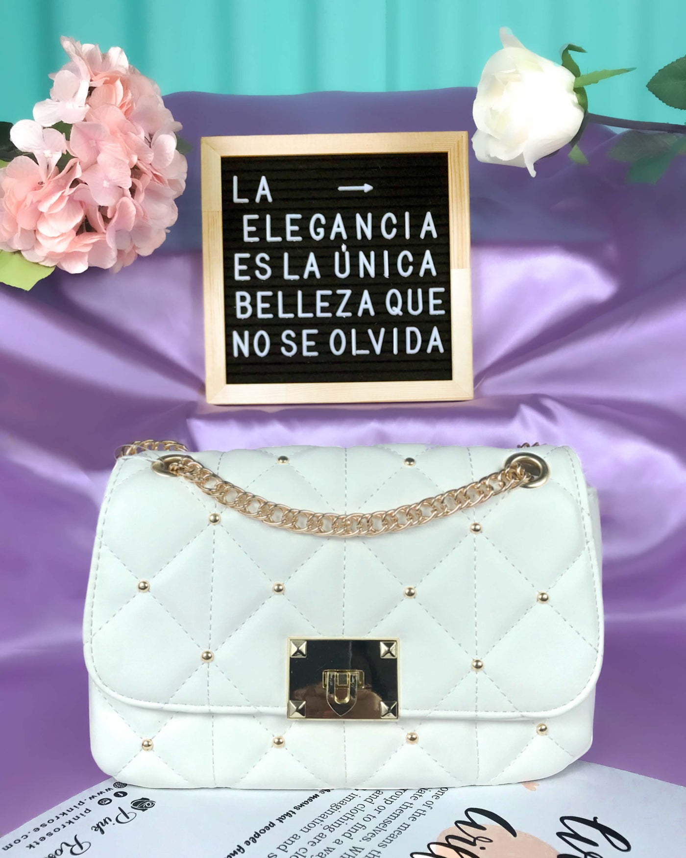 BOLSO CON APLIQUES DORADOS Y CADENA