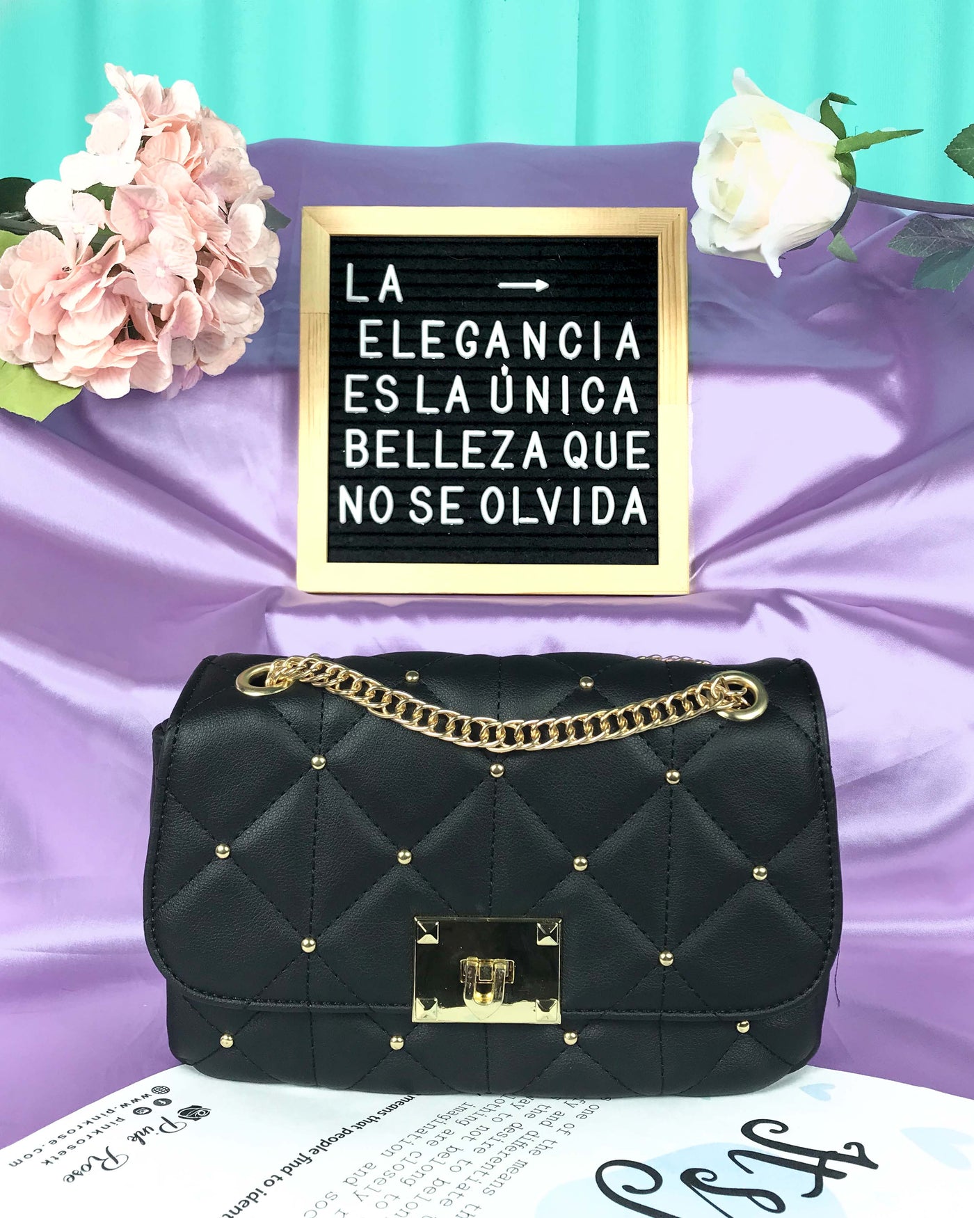 BOLSO CON PLIQUES DORADOS Y CADENA