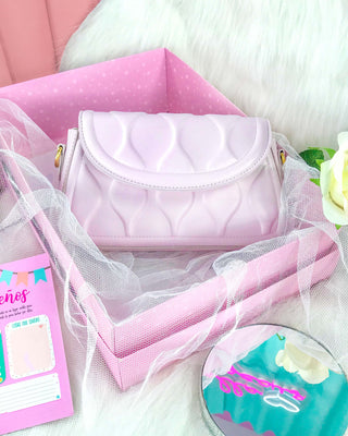 Bolso tipo cartera dos correas tapa ovalada.