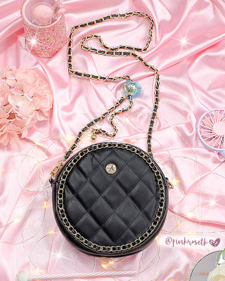 Bolso negro redondo con cadena alrededor