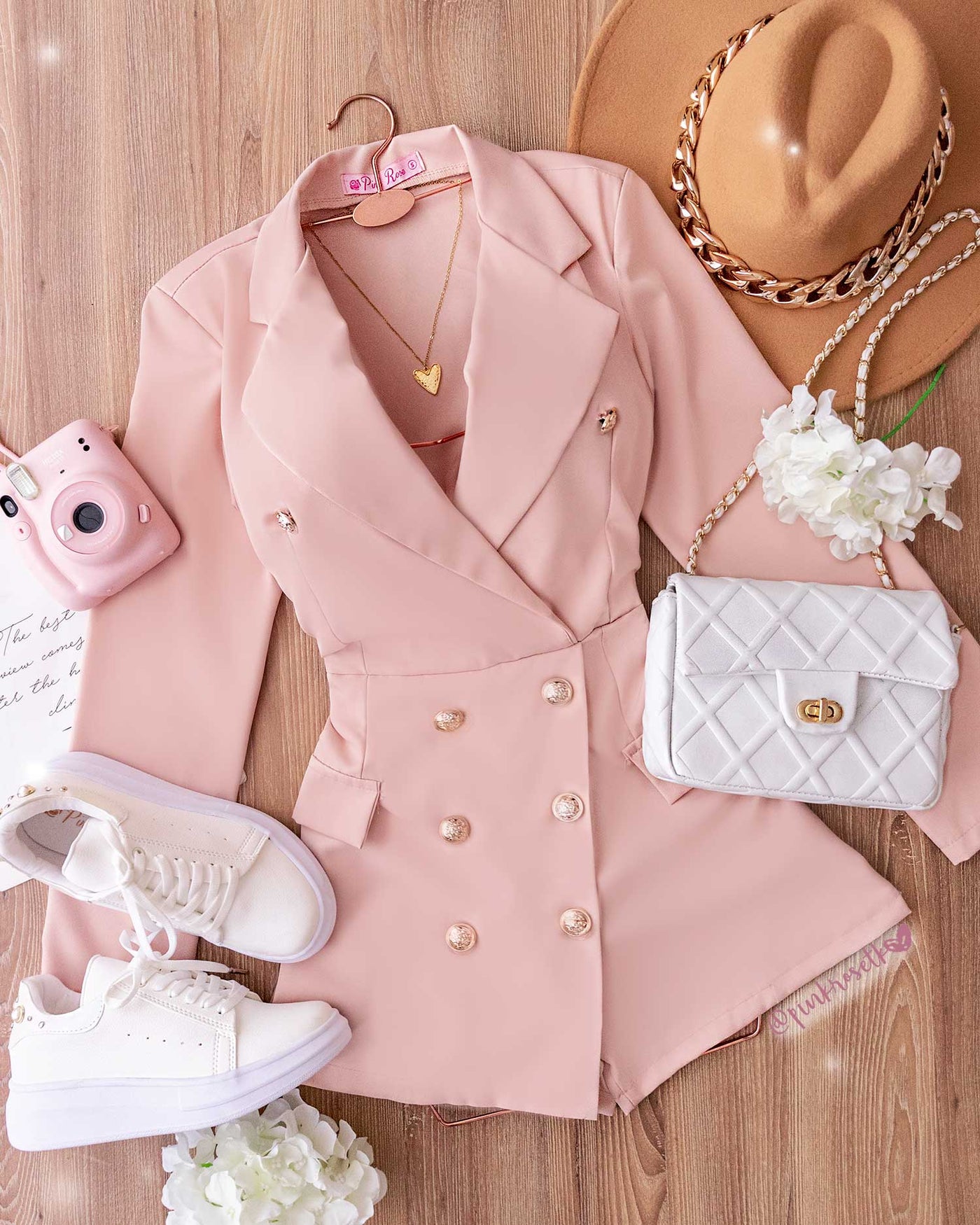 ROMPER ROSADO CON CUELLO Y BOTONES DORADOS