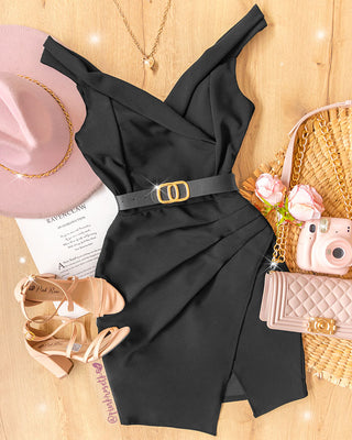 Vestido negro de tiras gruesa con escote curzado y pico