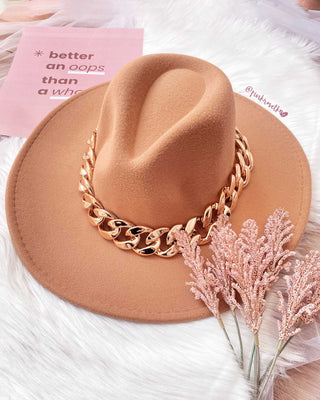 SOMBRERO CON CADENA
