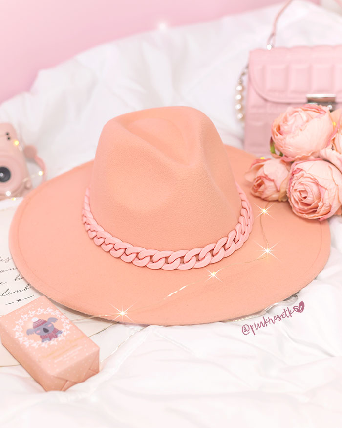 SOMBRERO ROSADO CON CADENA DE LAZO