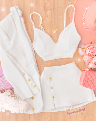 Set blanco de falda, top y blazer manga larga.