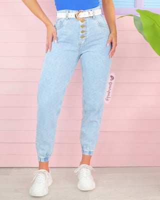 ¿Quieres destacar en cualquier evento o en tu día a día? En nuestra tienda en Bogotá encontrarás la mejor selección de ropa para mujer, incluyendo blazers largos, faldas, pantalones de moda y blusas modernas. También contamos con una amplia variedad de camisas sport y jeans para mujer, así como los mejores sacos modernos y outfits sencillos para dama. ¡Ven a visitarnos y vive la experiencia de la moda femenina en su máximo esplendor!