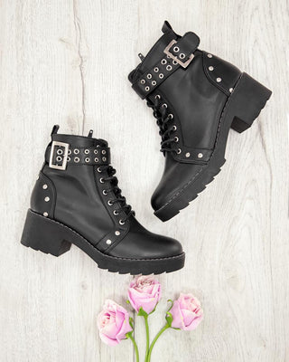 BOTINES DE CORREA CON REMACHES PLATEADOS