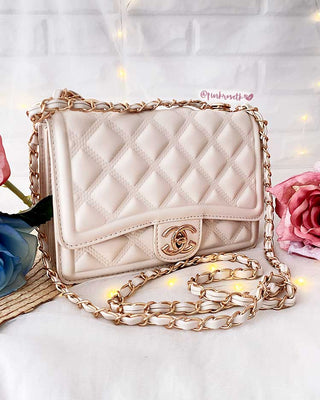 BOLSO BEIGE ROMBITOS Y CADENA