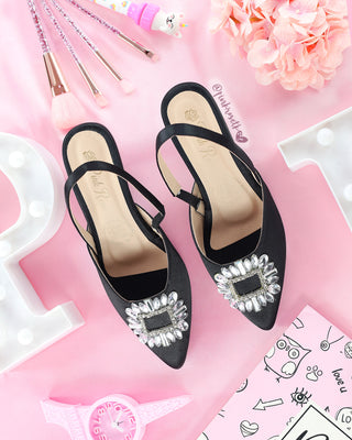 Zapatos negros de tacón bajo con punta y joya