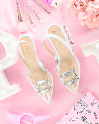 Zapatos blancos de tacón bajo con punta y joya