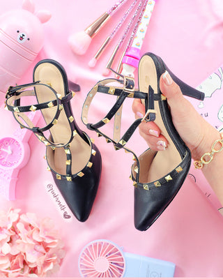 Zapatos tacón negro con correas y taches dorados