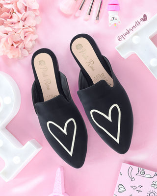 Mules negras en terciopelo y detalle corazón blanco