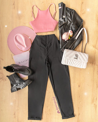 ¿Buscas ropa para mujer que te haga sentir segura y con estilo? En nuestra tienda en Bogotá encontrarás todo lo que necesitas para armar el outfit perfecto. Desde blazers largos con dos botones forrados hasta faldas, blusas modernas y pantalones de moda para mujer, tenemos todo lo que necesitas para destacar en cualquier ocasión.