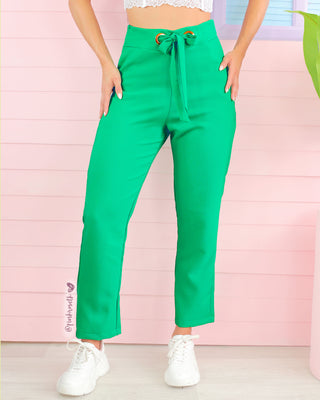 ¿Quieres lucir a la moda y sentirte cómoda al mismo tiempo? Nuestros almacenes de moda elegante en Bogotá tienen la respuesta. Descubre nuestra selección de prendas de vestir para mujer, incluyendo blazers largos, faldas, pantalones de moda y blusas para dama modernas. También contamos con una amplia variedad de camisas sport y jeans para mujer.