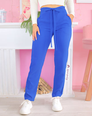 ¿Quieres destacar en cualquier evento o en tu día a día? En nuestra tienda en Bogotá encontrarás la mejor selección de ropa para mujer, incluyendo blazers largos, faldas, pantalones de moda y blusas modernas. También contamos con una amplia variedad de camisas sport y jeans para mujer, así como los mejores sacos modernos y outfits sencillos para dama. ¡Ven a visitarnos y vive la experiencia de la moda femenina en su máximo esplendor!