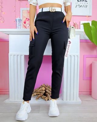 Pantalón negro, cargo, corte clásico  y bolsillos