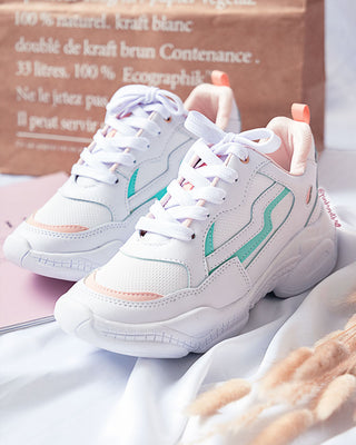 Tenis blancos con verde y rosa