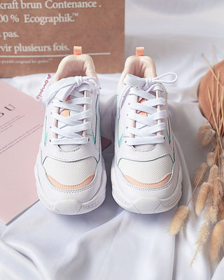Tenis blancos con verde y rosa