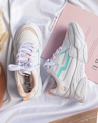 Tenis blancos con verde y rosa