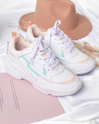 Tenis blancos con verde y rosa