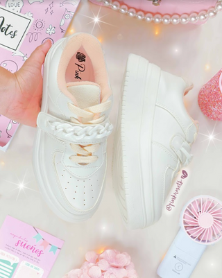 Tenis blancos con adhesivo de cadena