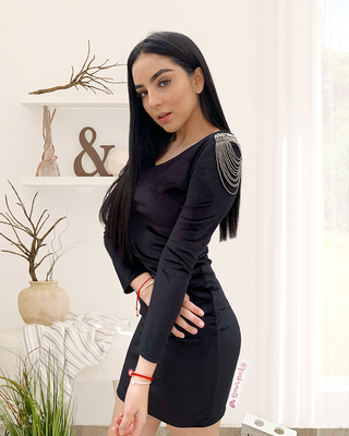 VESTIDO VELVET CON HOMBRERAS