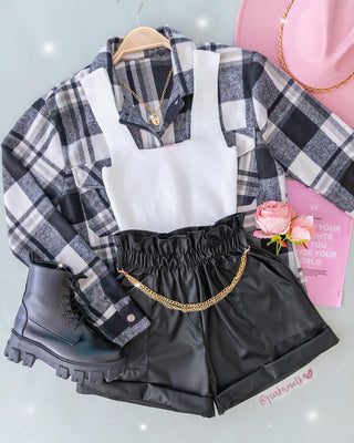 Short de cuerina y cadenitas.