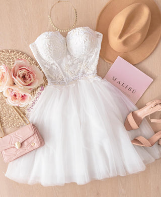 VESTIDO CORTO STRAPLESS DE TUL