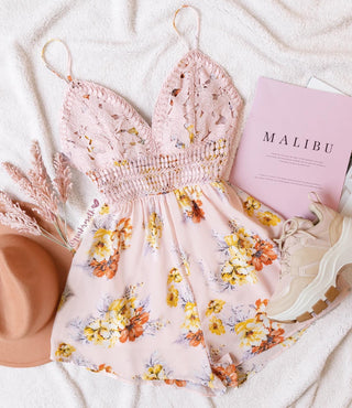 Romper de encaje y flores