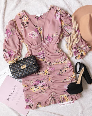 VESTIDO DE ESCOTE PROFUNDO Y RECOGIDOS