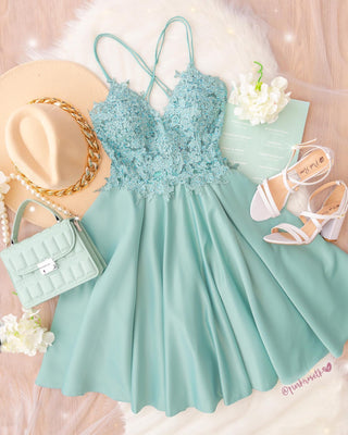 Vestido de blonda y satín
