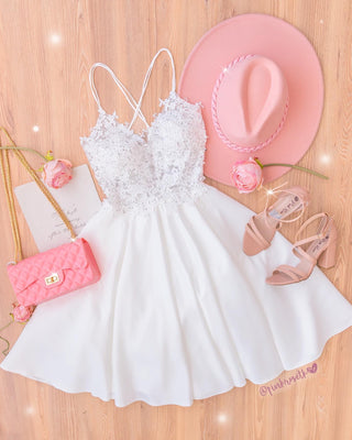 Vestido de blonda y satín