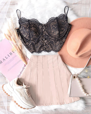 CROP TOP DE ENCAJE Y BOTONES