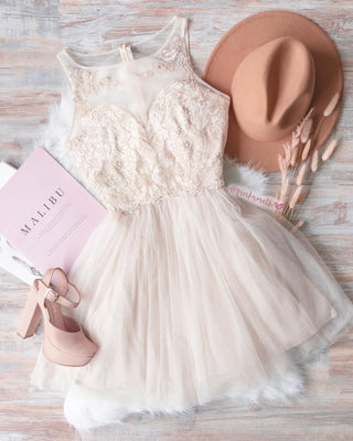 Vestido corto de encaje y tul