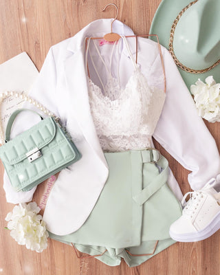 Crop top de encaje blanco con transparencia