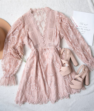 Vestido de encaje y botones
