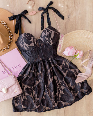 VESTIDO NEGRO DE ENCAJE Y MOÑITOS